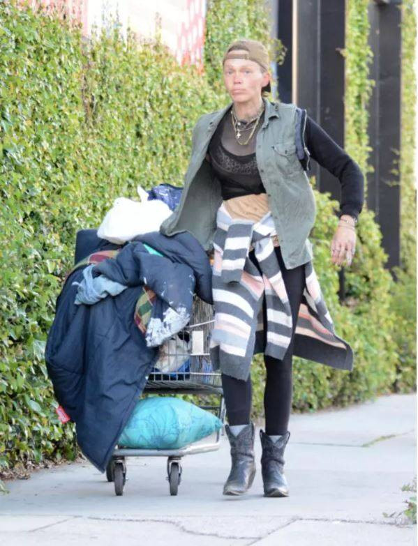 Ünlü model Loni Willison ön dişleri dökük yine çöp toplarken görüntülendi - Resim: 7